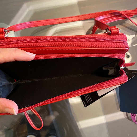 ❗️SOLD❗️Tahari crossbody wallet - Picture 8 of 9